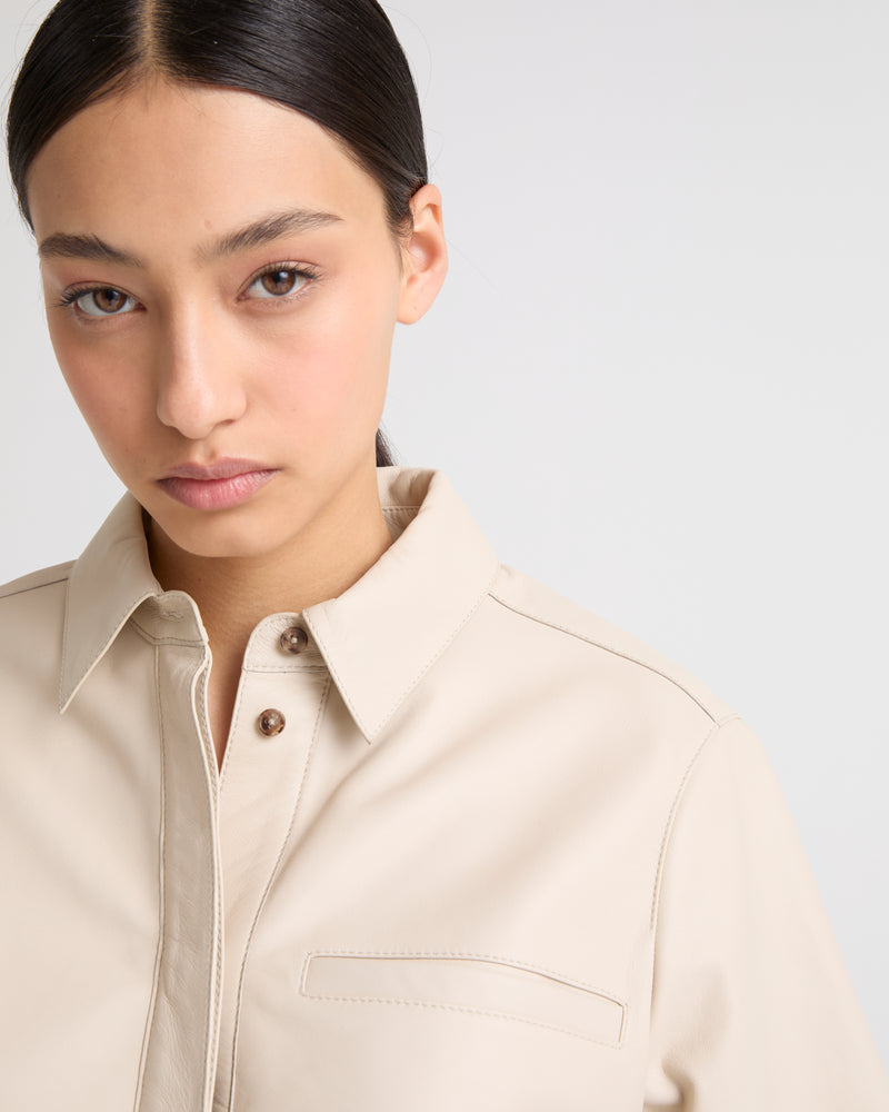 Cropped shirt with short sleeves in lamb leather