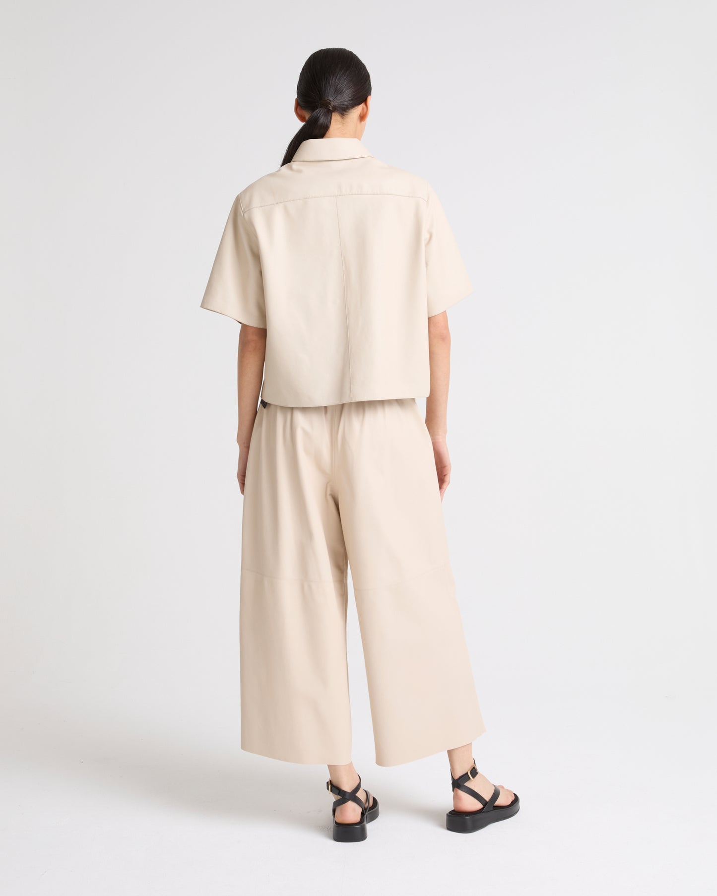 Cropped shirt with short sleeves in lamb leather