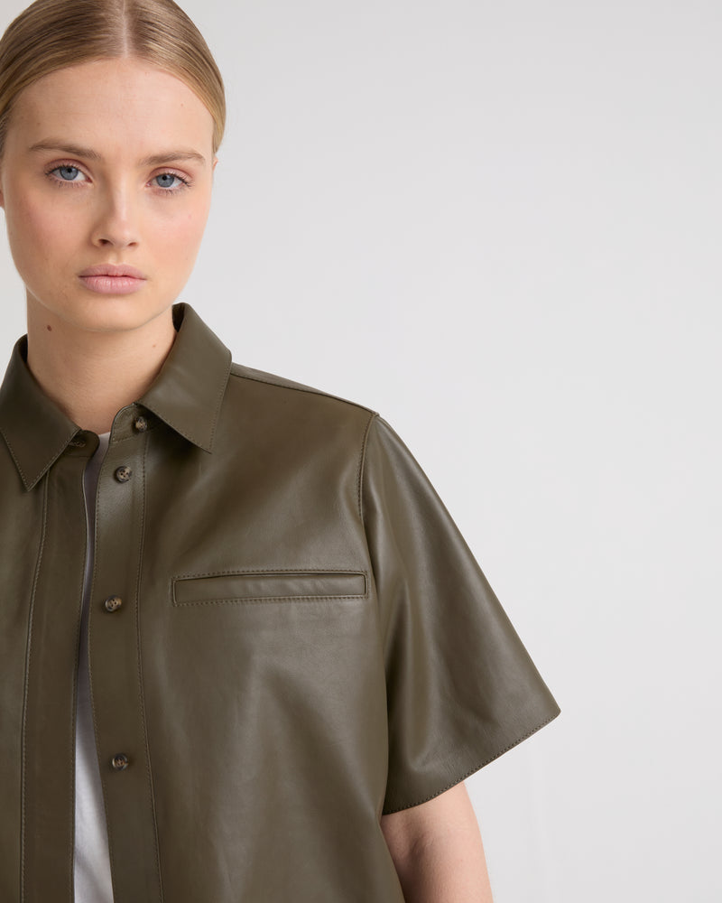 Cropped shirt with short sleeves in lamb leather