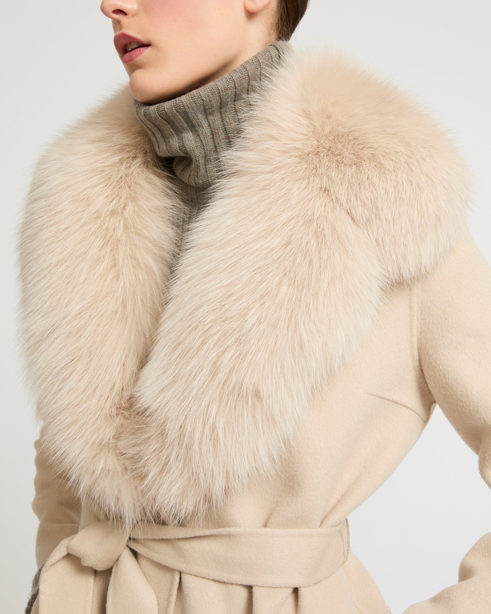 Belted coat in cashmere wool with fox fur collar and lapel - beige