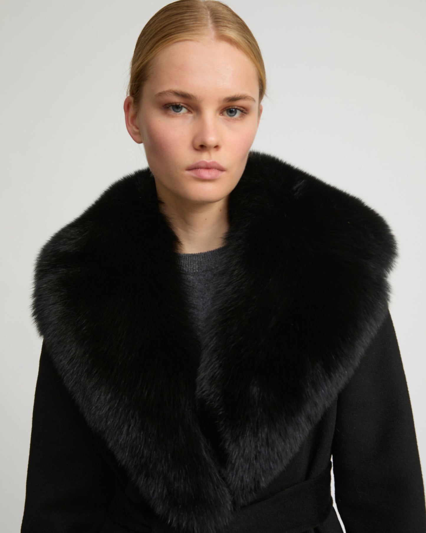 Belted coat in cashmere wool with fox fur collar and lapel