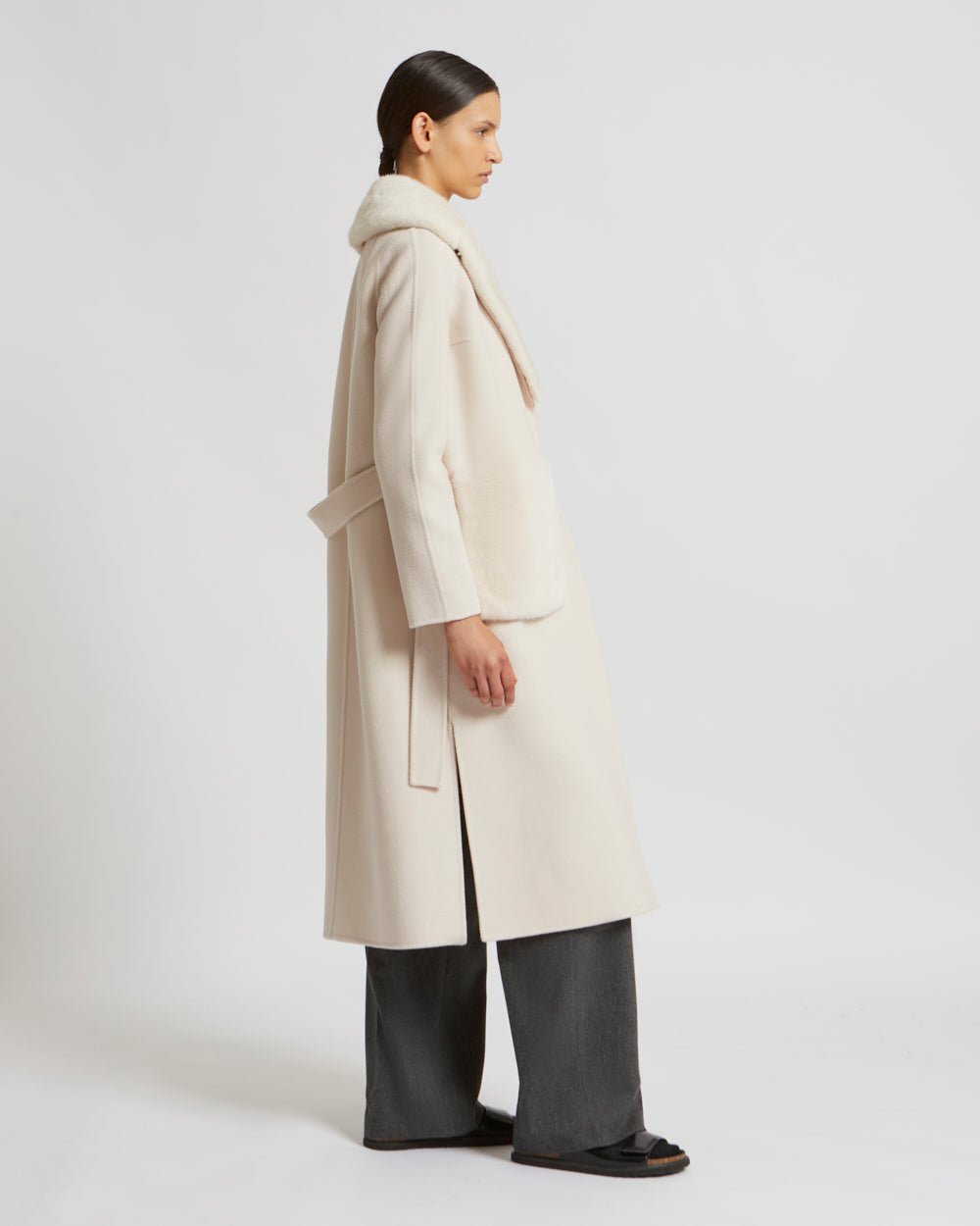 Belted coat in cashmere wool with mink fur collar and over-pockets - pinkish beige - Yves Salomon