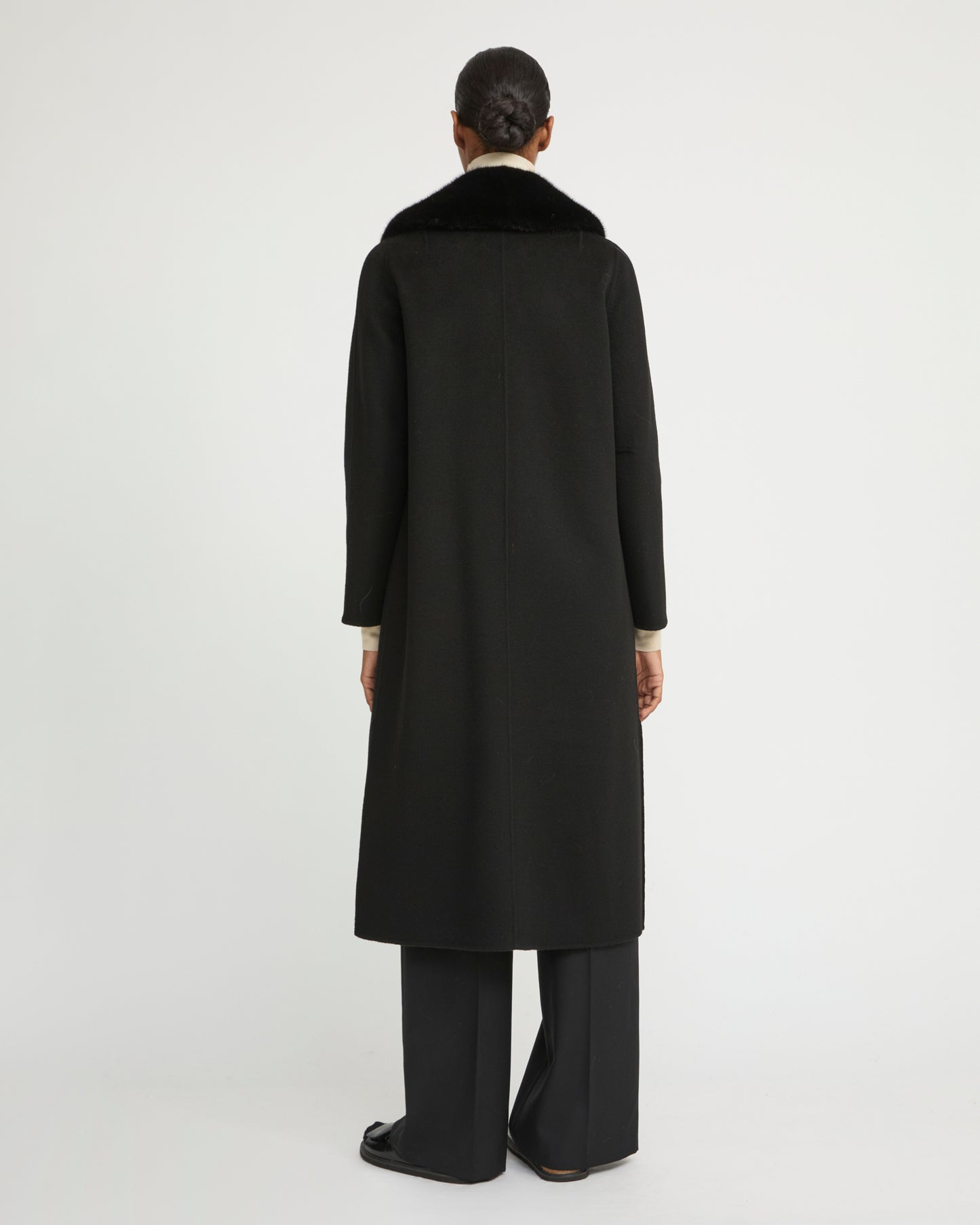 Belted coat in cashmere wool with mink fur collar and over-pockets