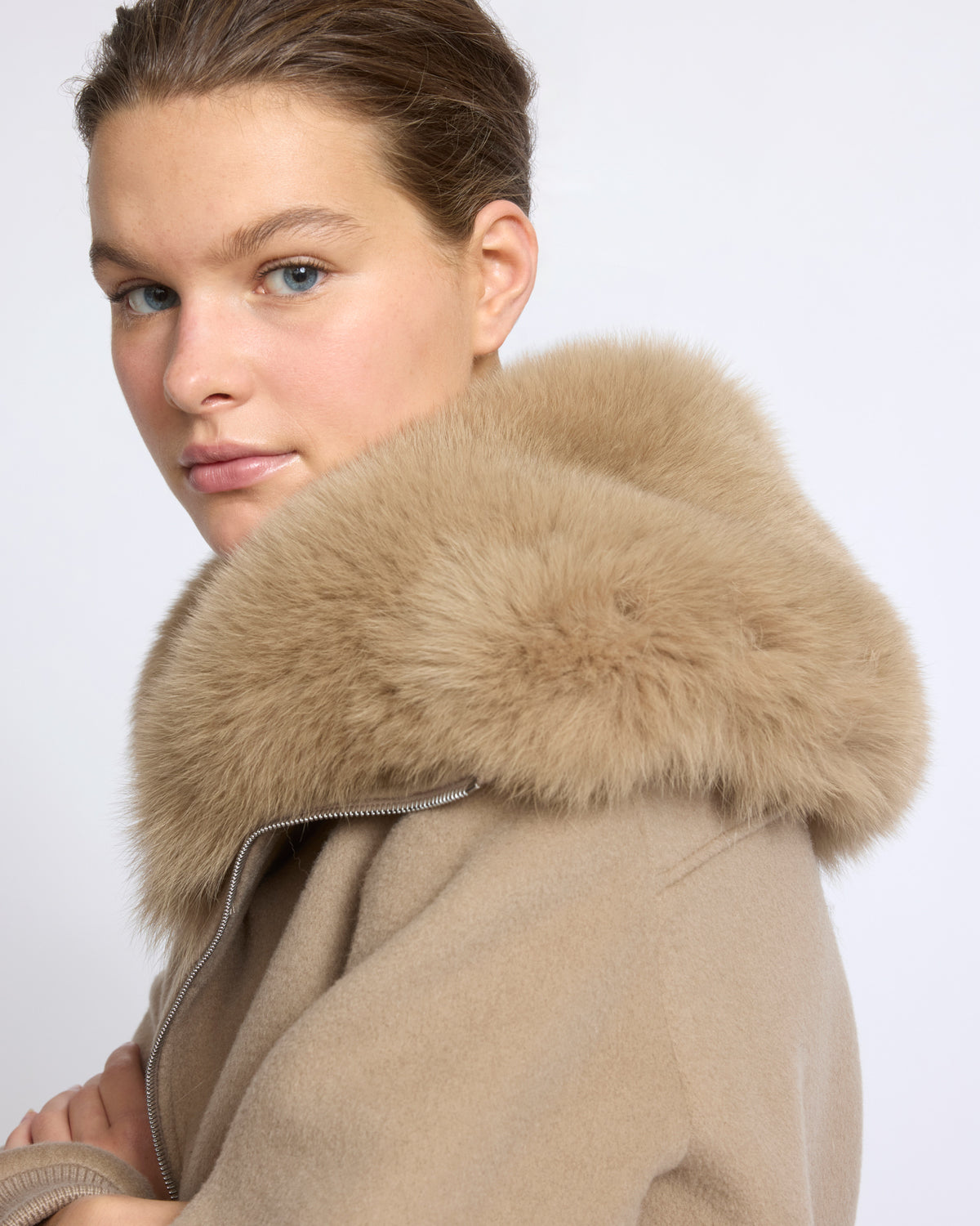 Cropped jacket in cashmere wool with fox fur collar - Yves Salomon - New Fall/Winter Collection