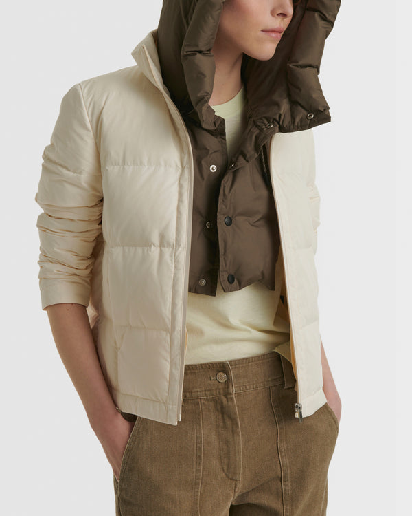 Short foldable down jacket