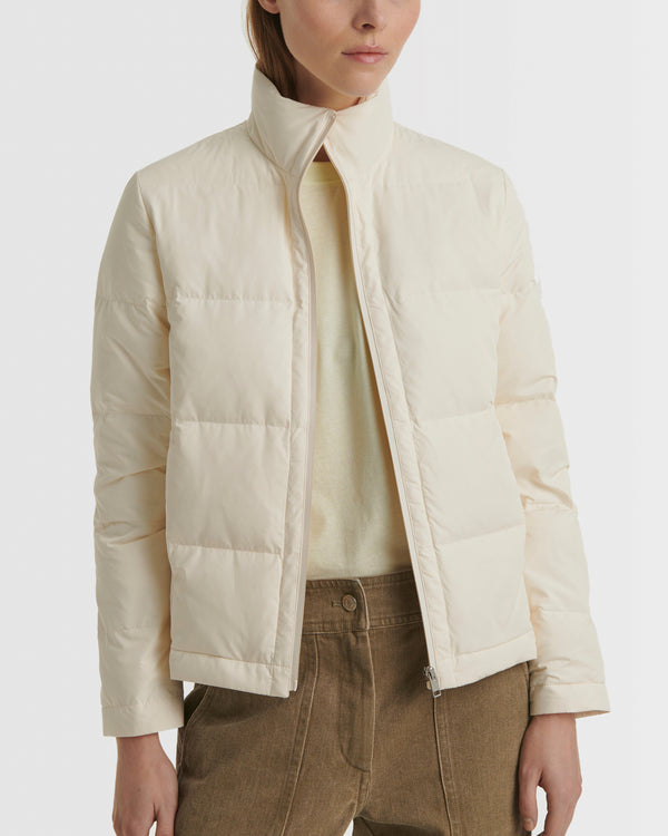 Short foldable down jacket