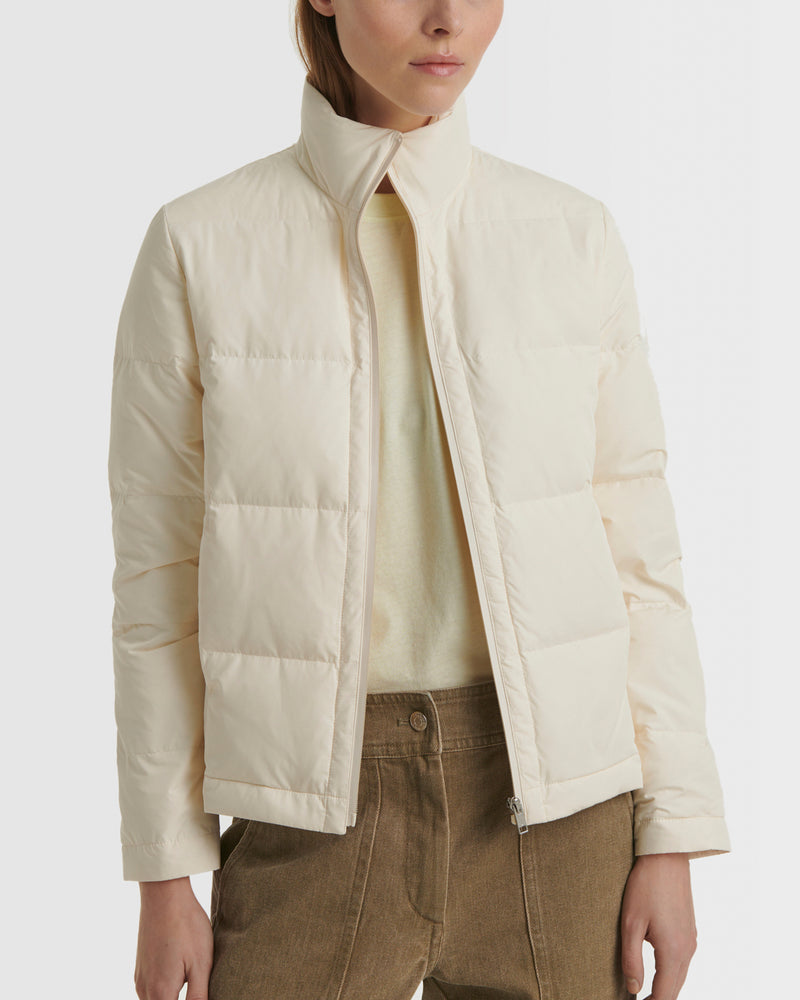 Short foldable down jacket