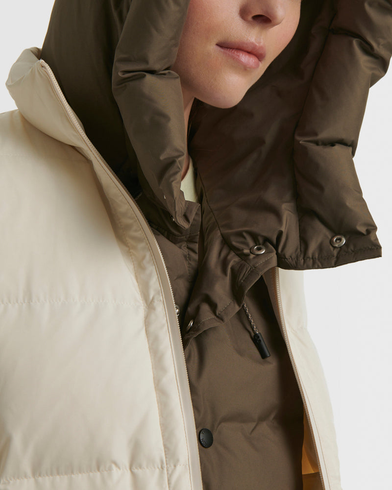 Short foldable down jacket