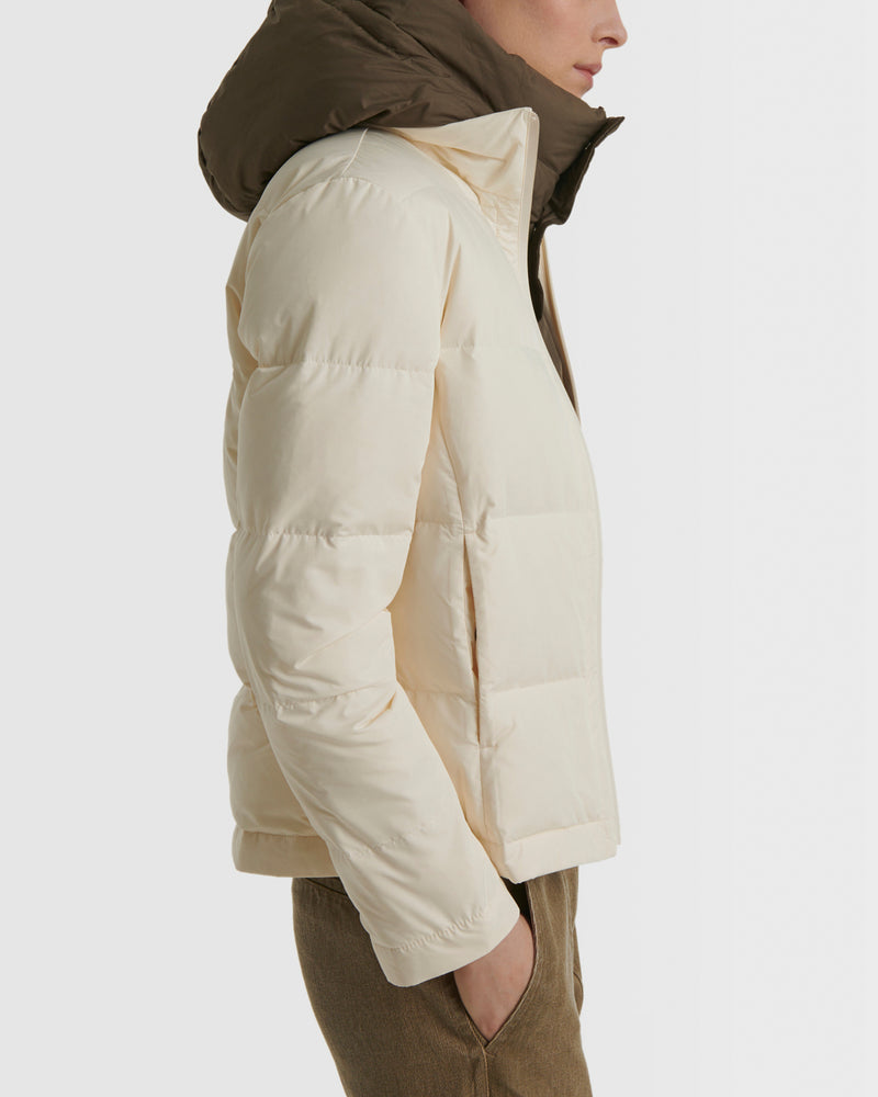 Short foldable down jacket