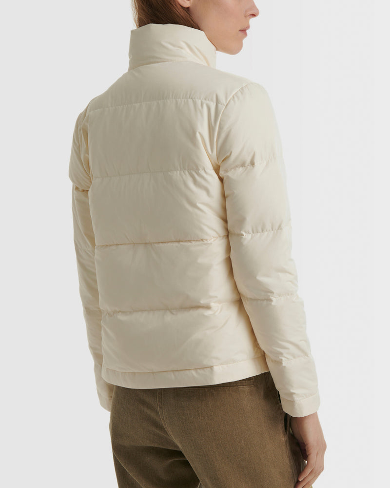 Short foldable down jacket