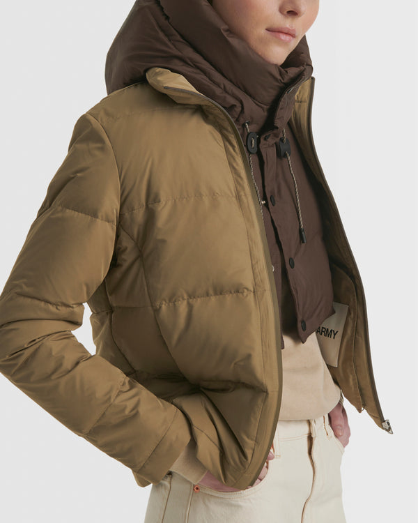 Short foldable down jacket