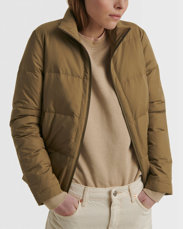 Short foldable down jacket