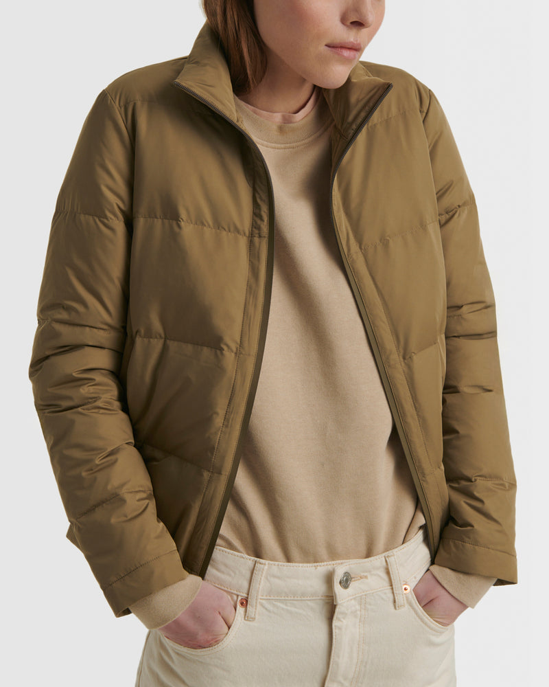 Short foldable down jacket