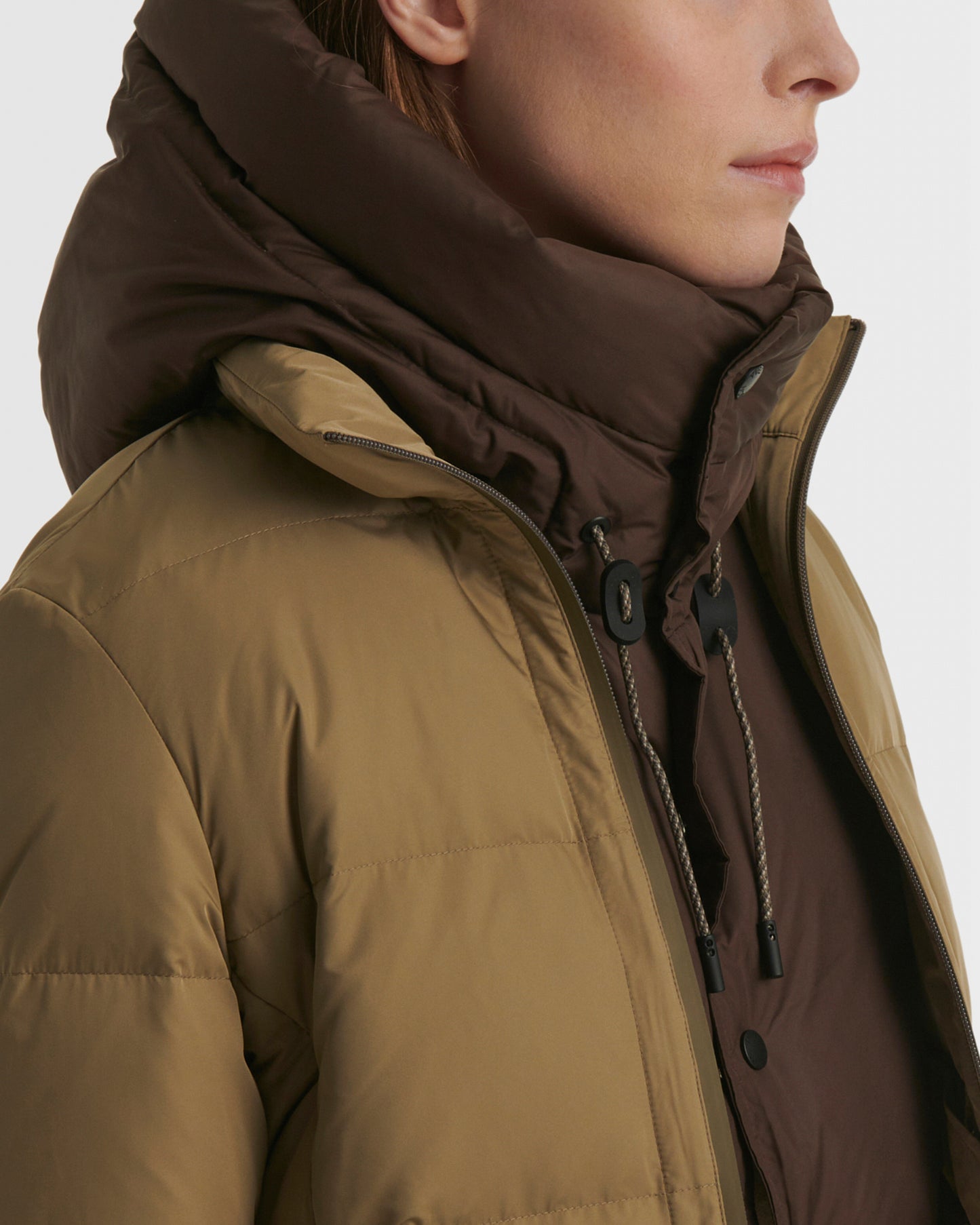 Short foldable down jacket