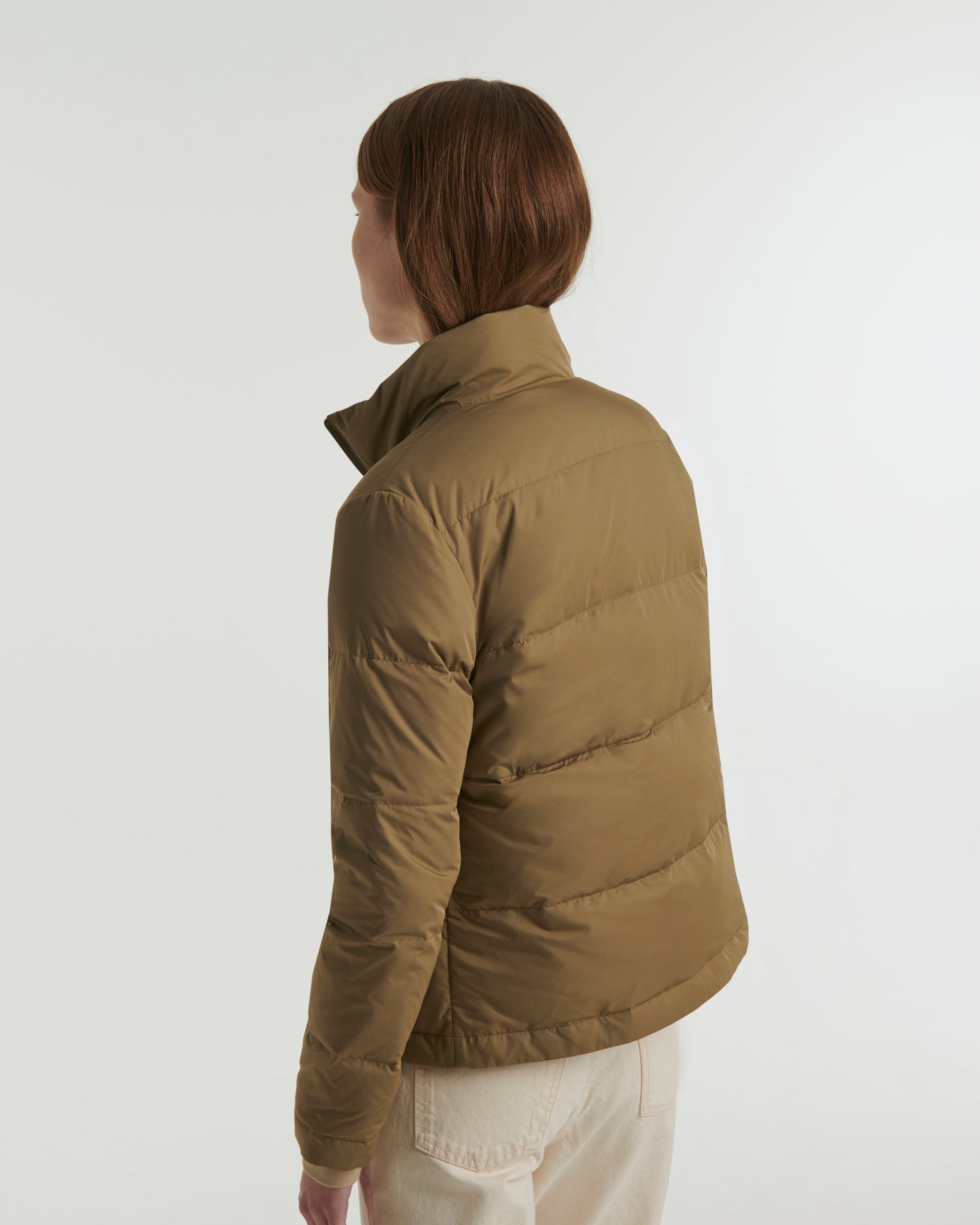 Short foldable down jacket