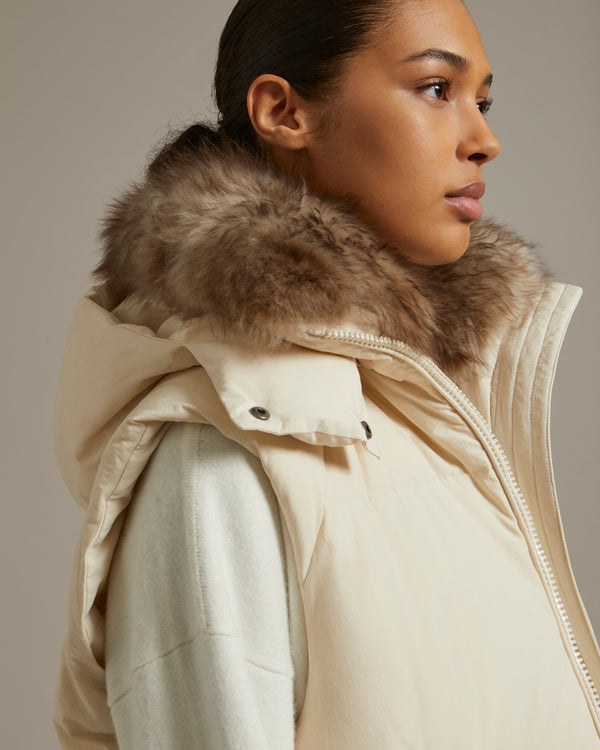 Sleeveless down jacket in water-repellent technical fabric with collar trim in fluffy lambswool