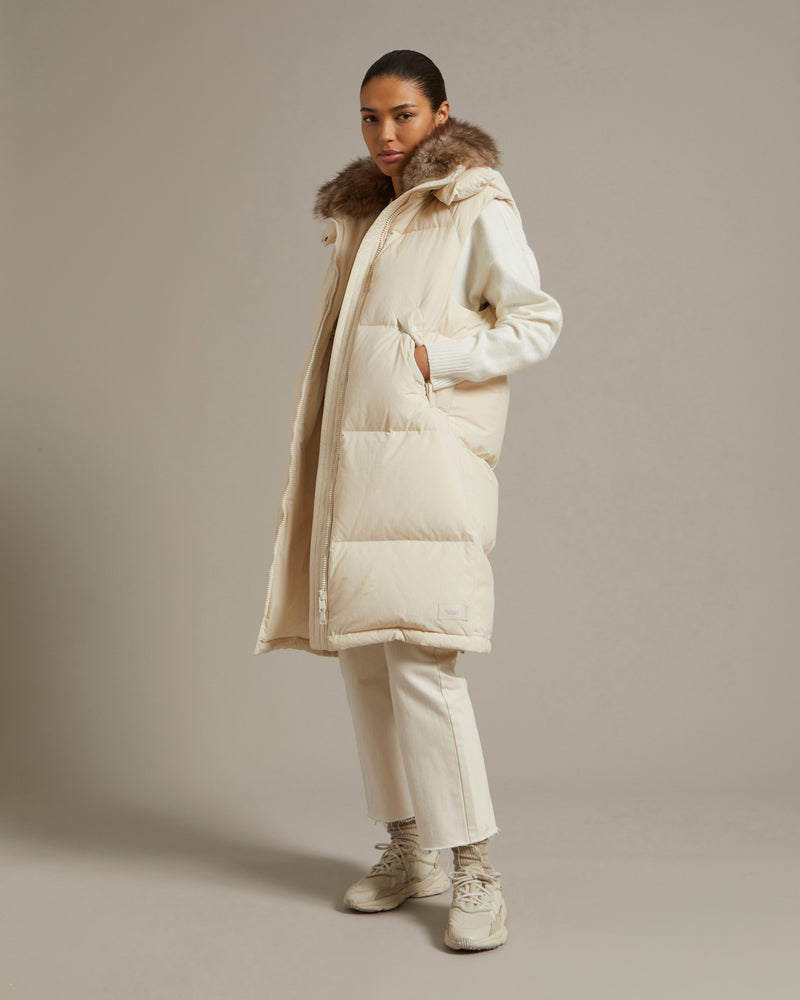 Sleeveless down jacket in water-repellent technical fabric with collar trim in fluffy lambswool