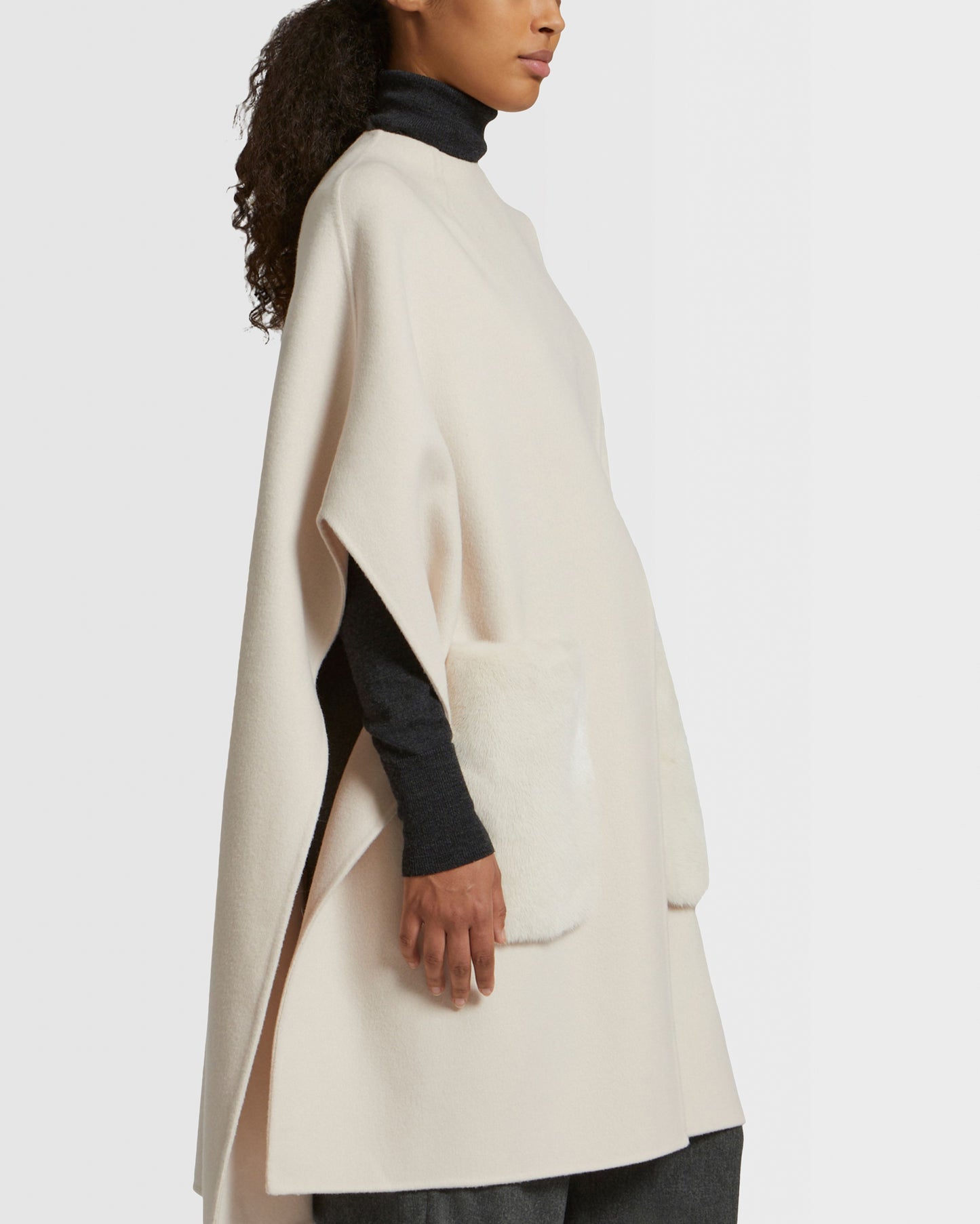 Cashmere wool cape with over-pockets in mink fur