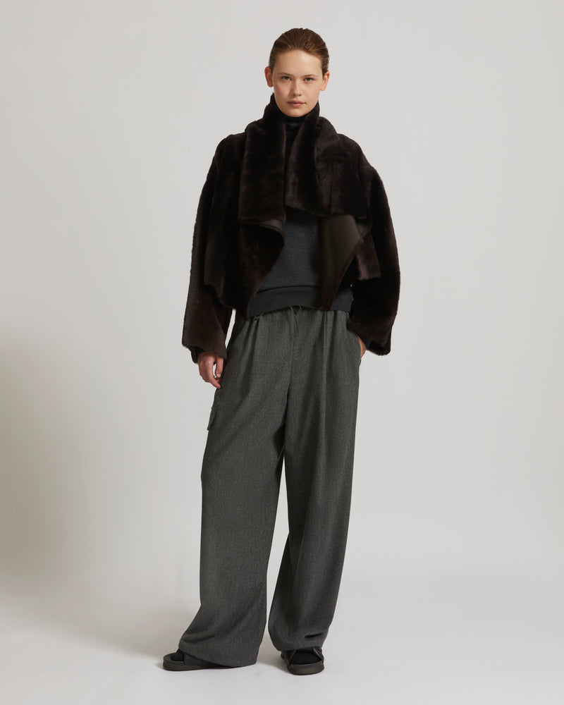 Short jacket in shearling