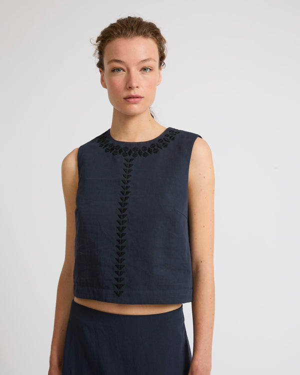 Sleeveless embroidered top in cotton-linen fabric