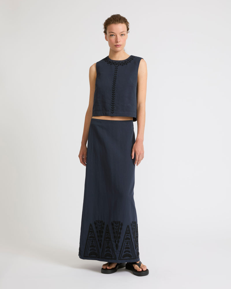 Sleeveless embroidered top in cotton-linen fabric