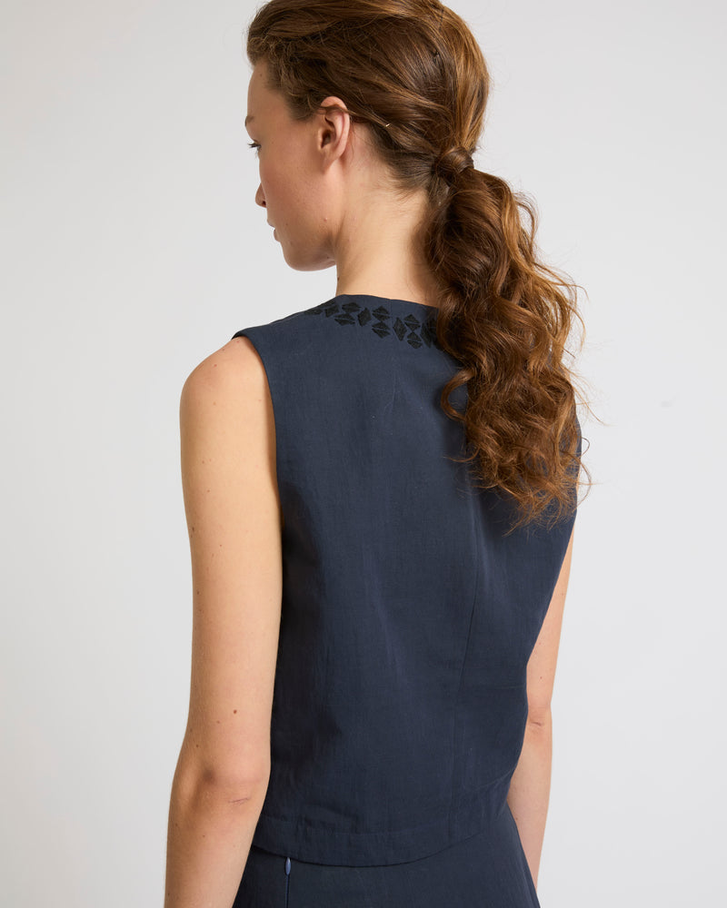 Sleeveless embroidered top in cotton-linen fabric