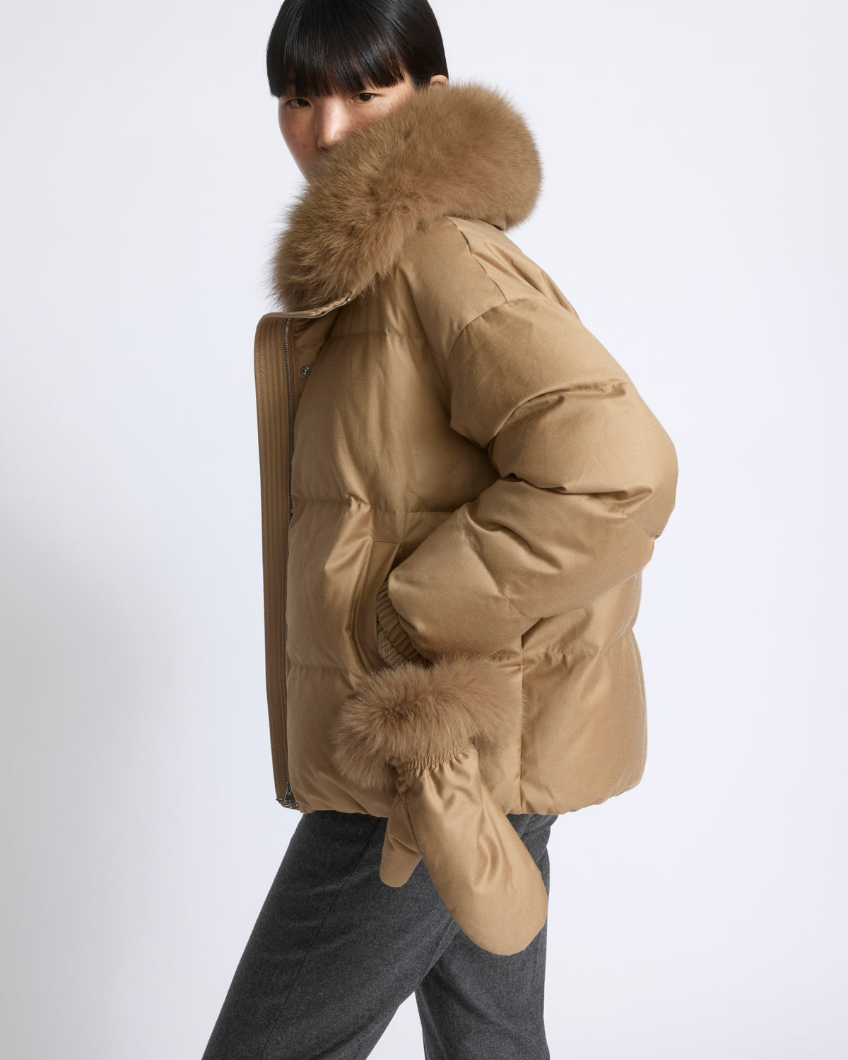 Short down jacket in Loro Piana fabric with detachable fox fur collar and mittens - Yves Salomon - New Fall/Winter Collection