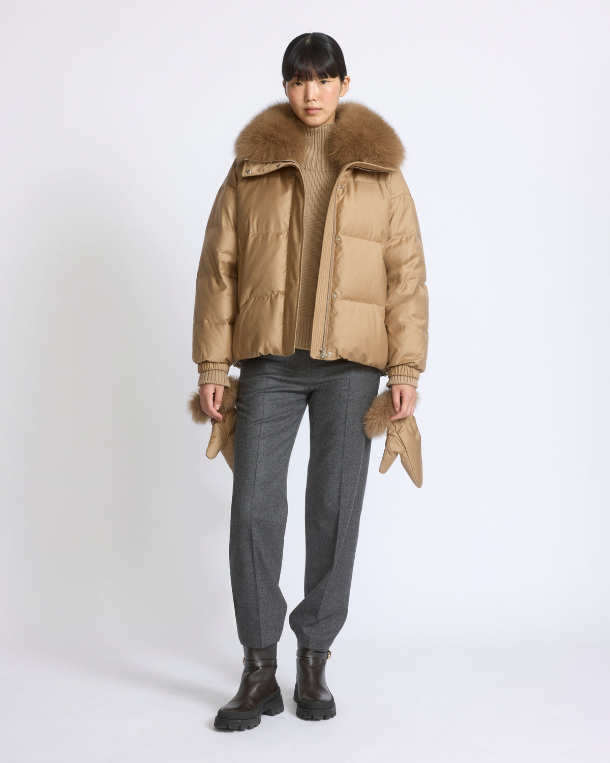 Short down jacket in Loro Piana fabric with detachable fox fur collar and mittens - Yves Salomon - New Fall/Winter Collection
