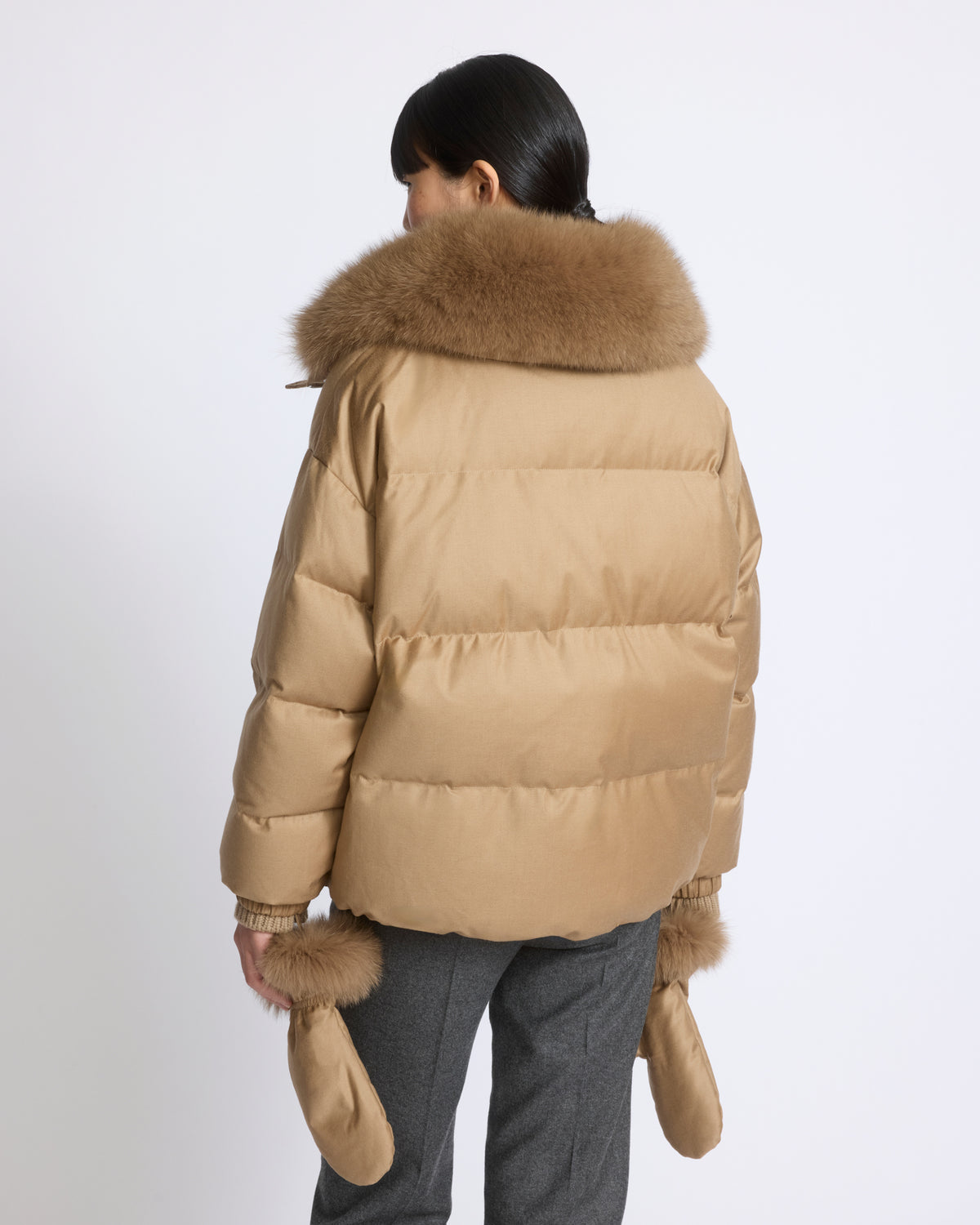 Short down jacket in Loro Piana fabric with detachable fox fur collar and mittens - Yves Salomon - New Fall/Winter Collection