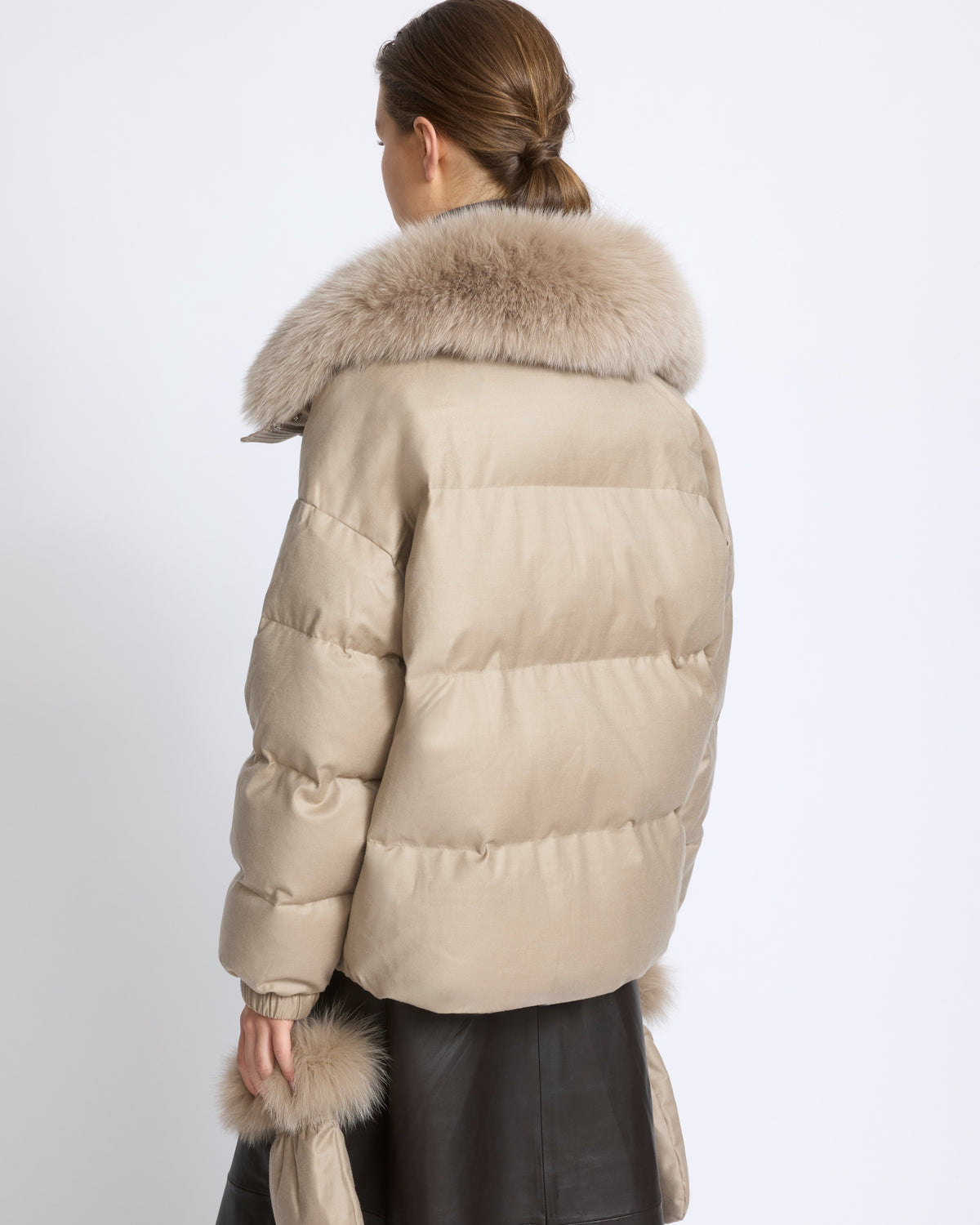 Short down jacket in Loro Piana fabric with detachable fox fur collar and mittens - Yves Salomon - New Fall/Winter Collection