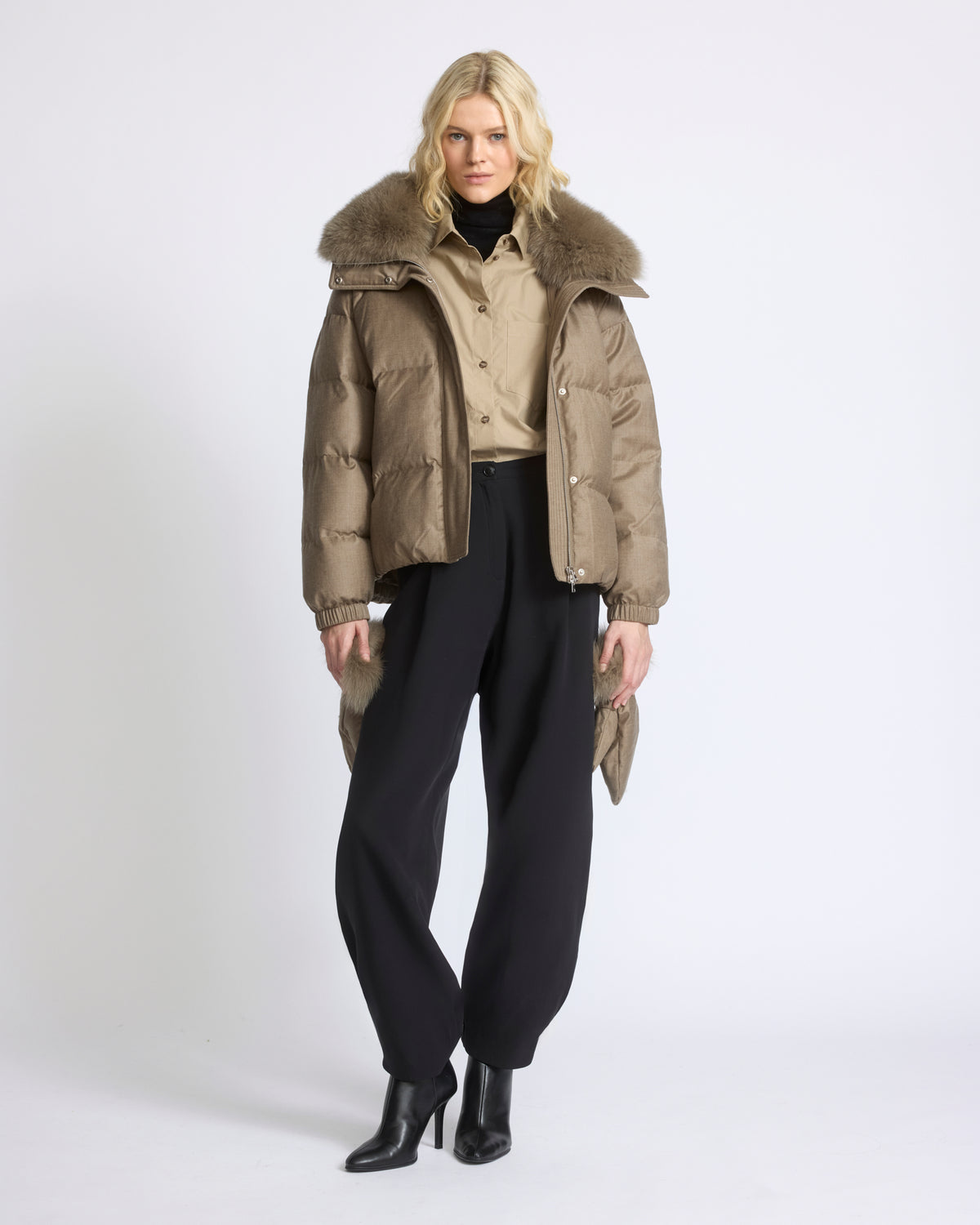 Short down jacket in Loro Piana fabric with detachable fox fur collar and mittens - Yves Salomon - New Fall/Winter Collection