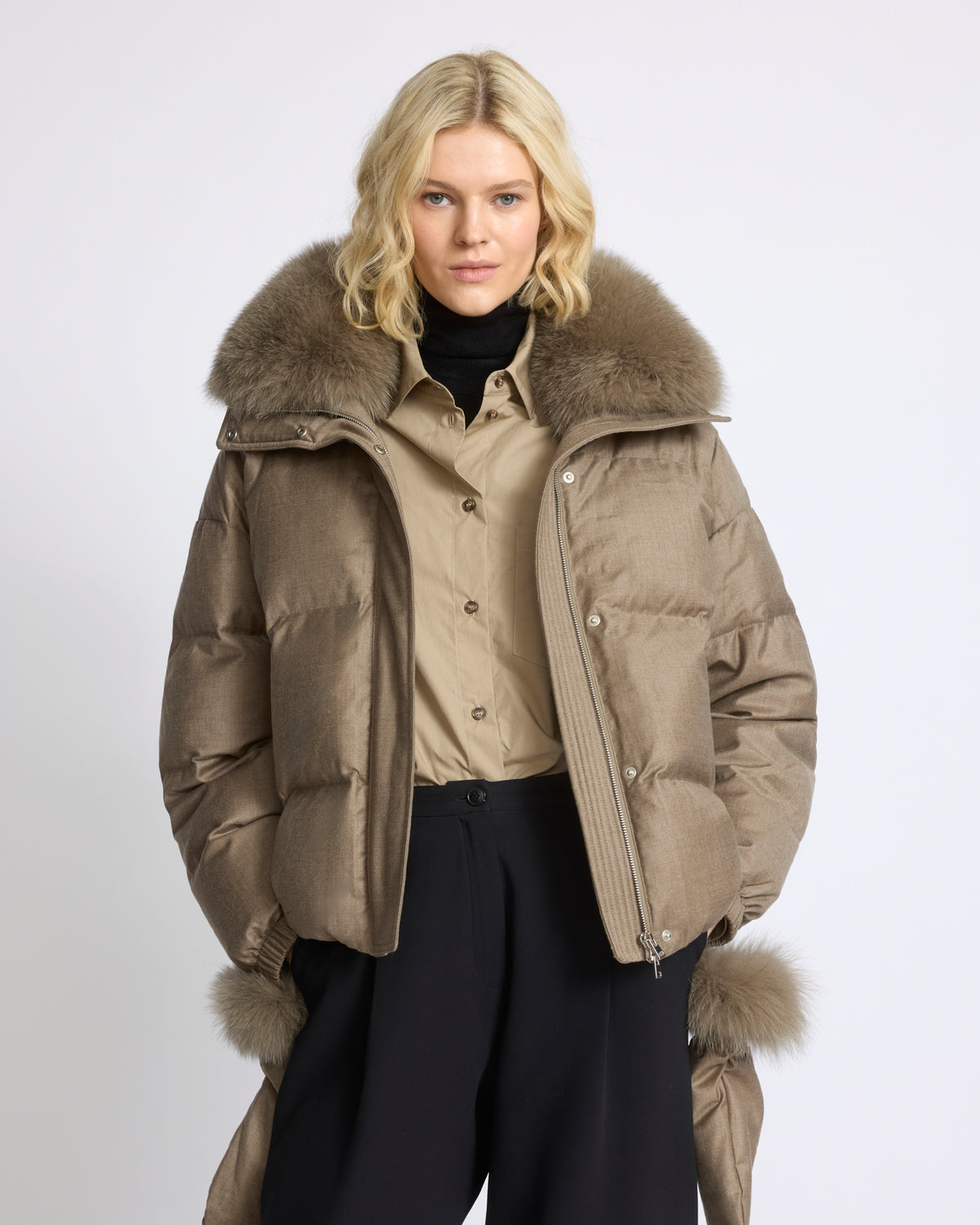 Short down jacket in Loro Piana fabric with detachable fox fur collar and mittens - Yves Salomon - New Fall/Winter Collection