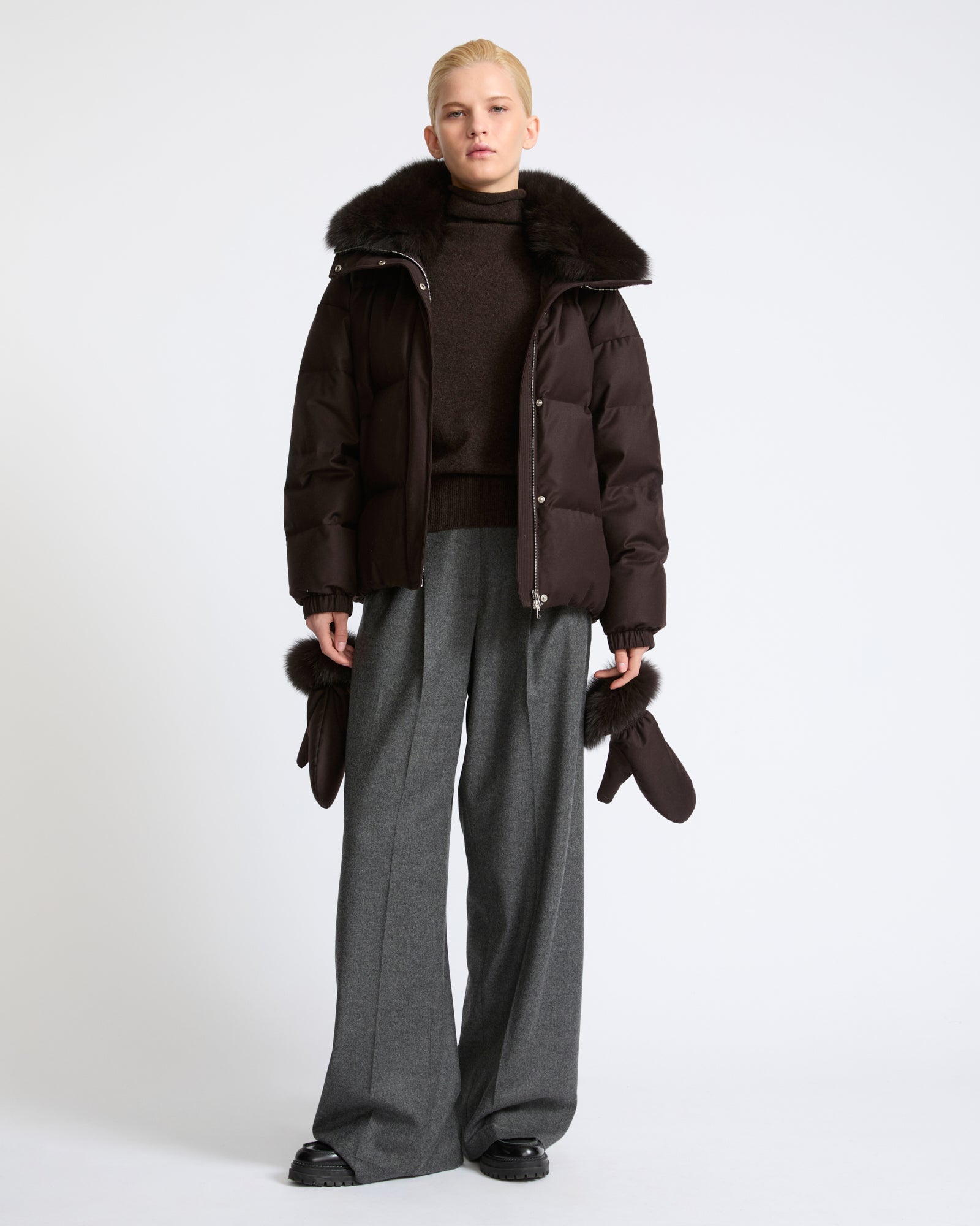 Short down jacket in Loro Piana fabric with detachable fox fur collar and mittens - Yves Salomon - New Fall Winter Collection