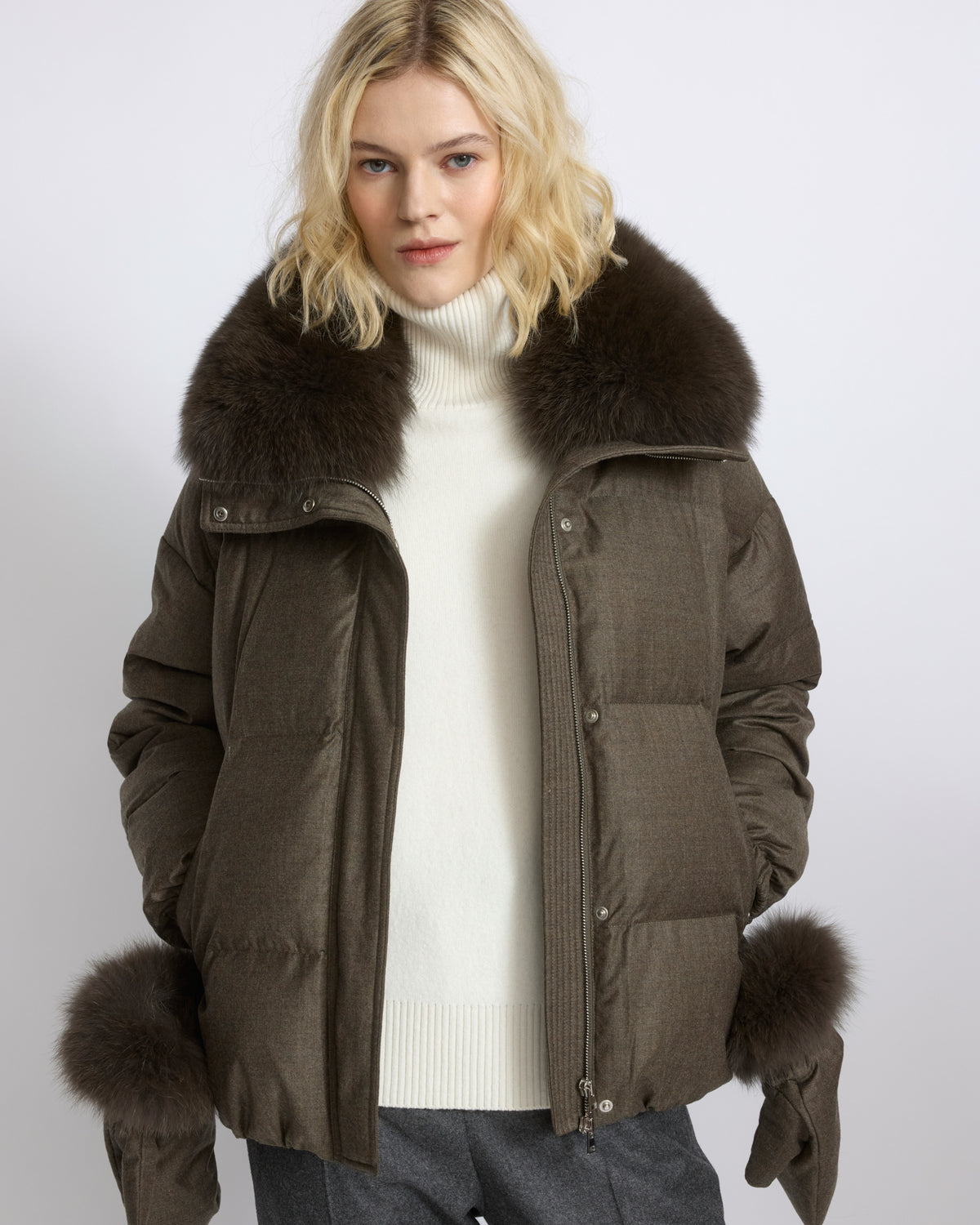 Short down jacket in Loro Piana fabric with detachable fox fur collar and mittens - Yves Salomon - New Fall/Winter Collection