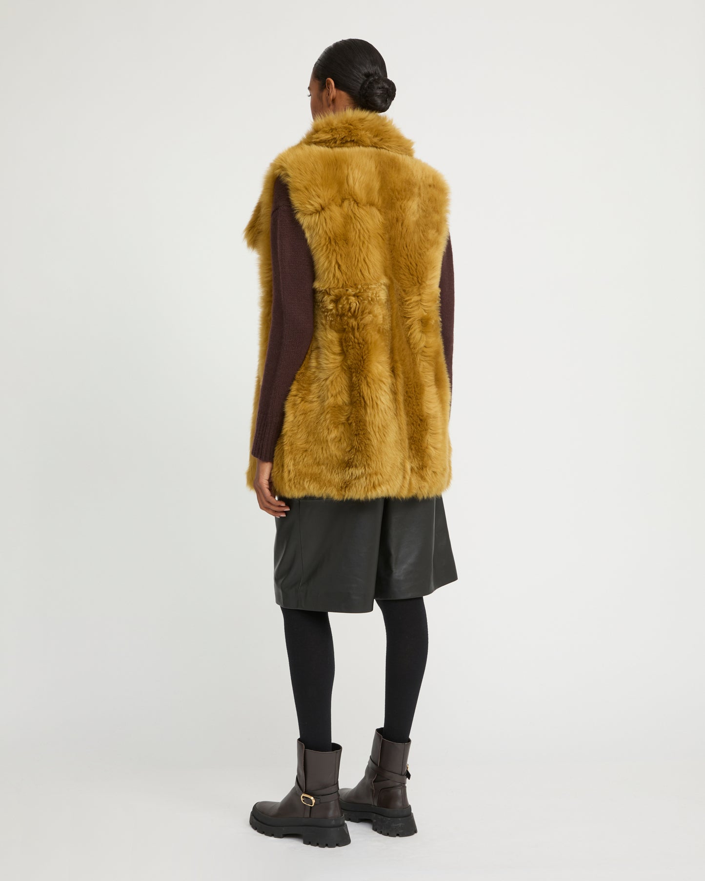 Sleeveless long jacket in Toscana lamb