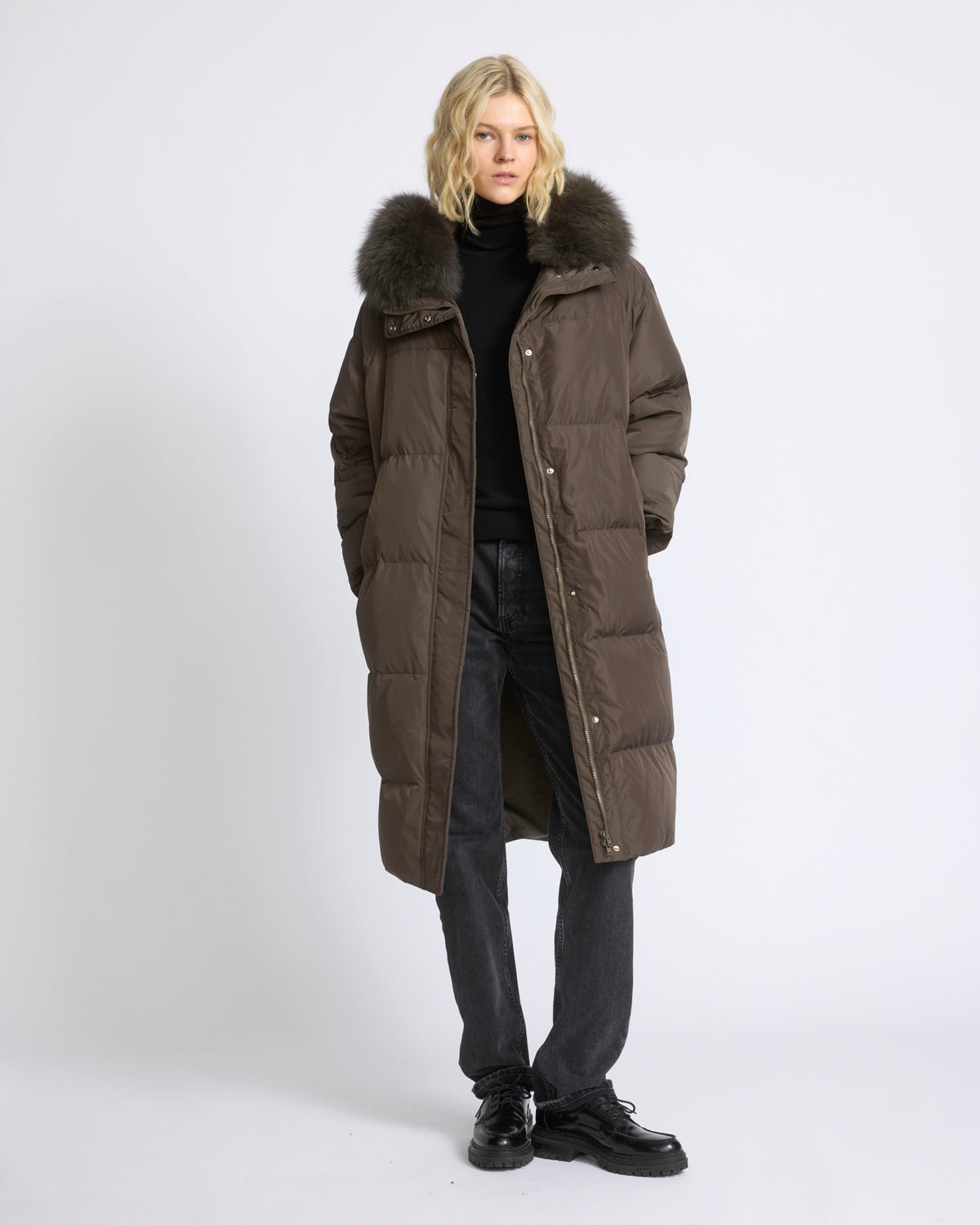 Long down jacket in waterproof technical fabric with fox fur trim - Yves Salomon - New Fall/Winter Collection