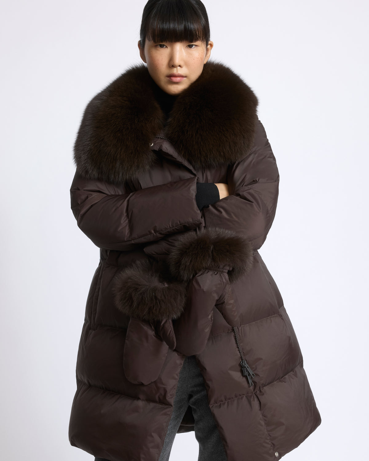 Long belted down jacket in waterproof technical fabric with fox fur trim - Yves Salomon - New Fall/Winter Collection