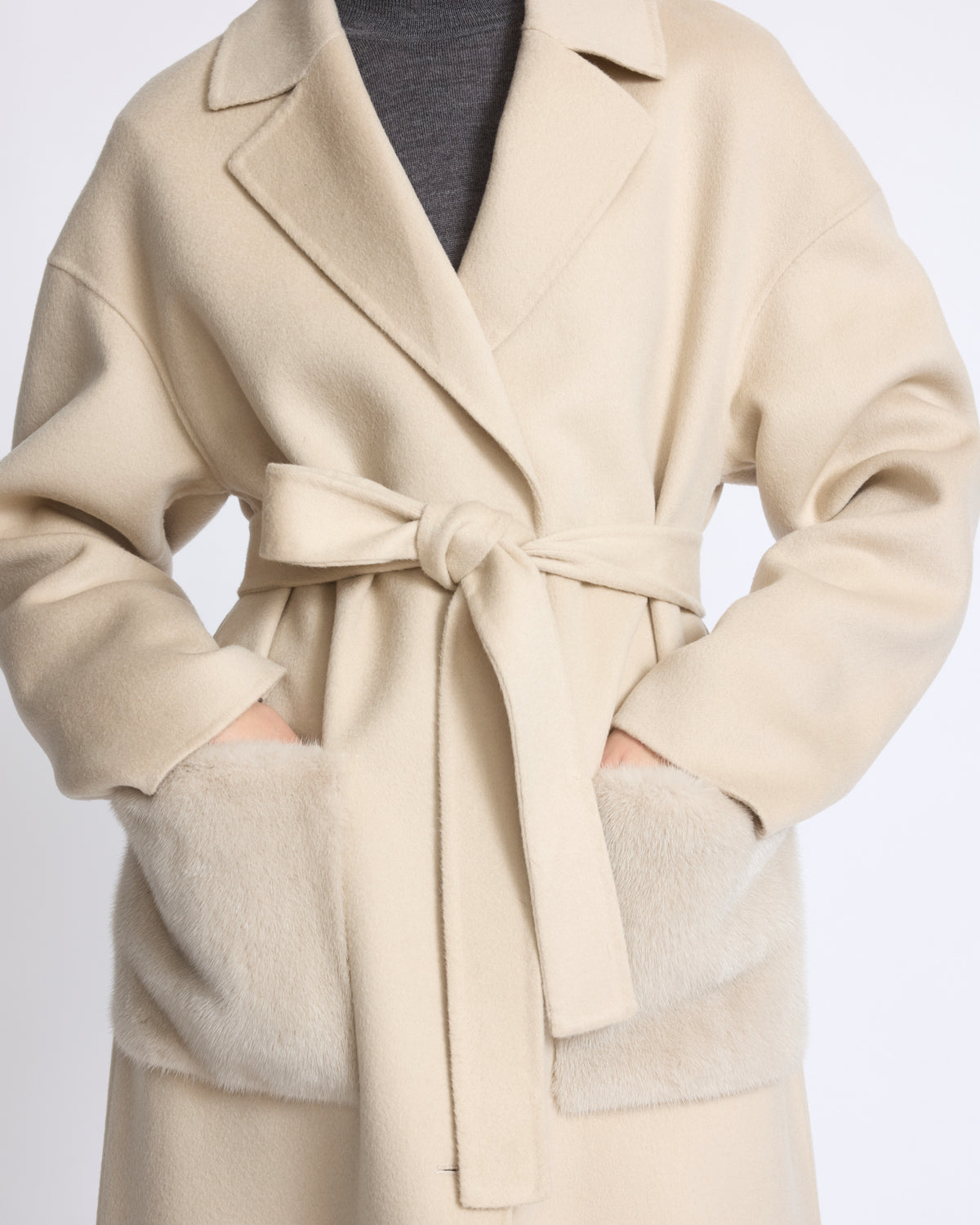 Long double-sided wool and cashmere coat with mink fur pockets - Yves Salomon - New Fall/Winter Collection